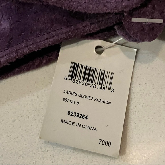 Women’s one size (small to medium) Bijou Terner Elegant Purple Suede Gloves - Picture 5 of 9